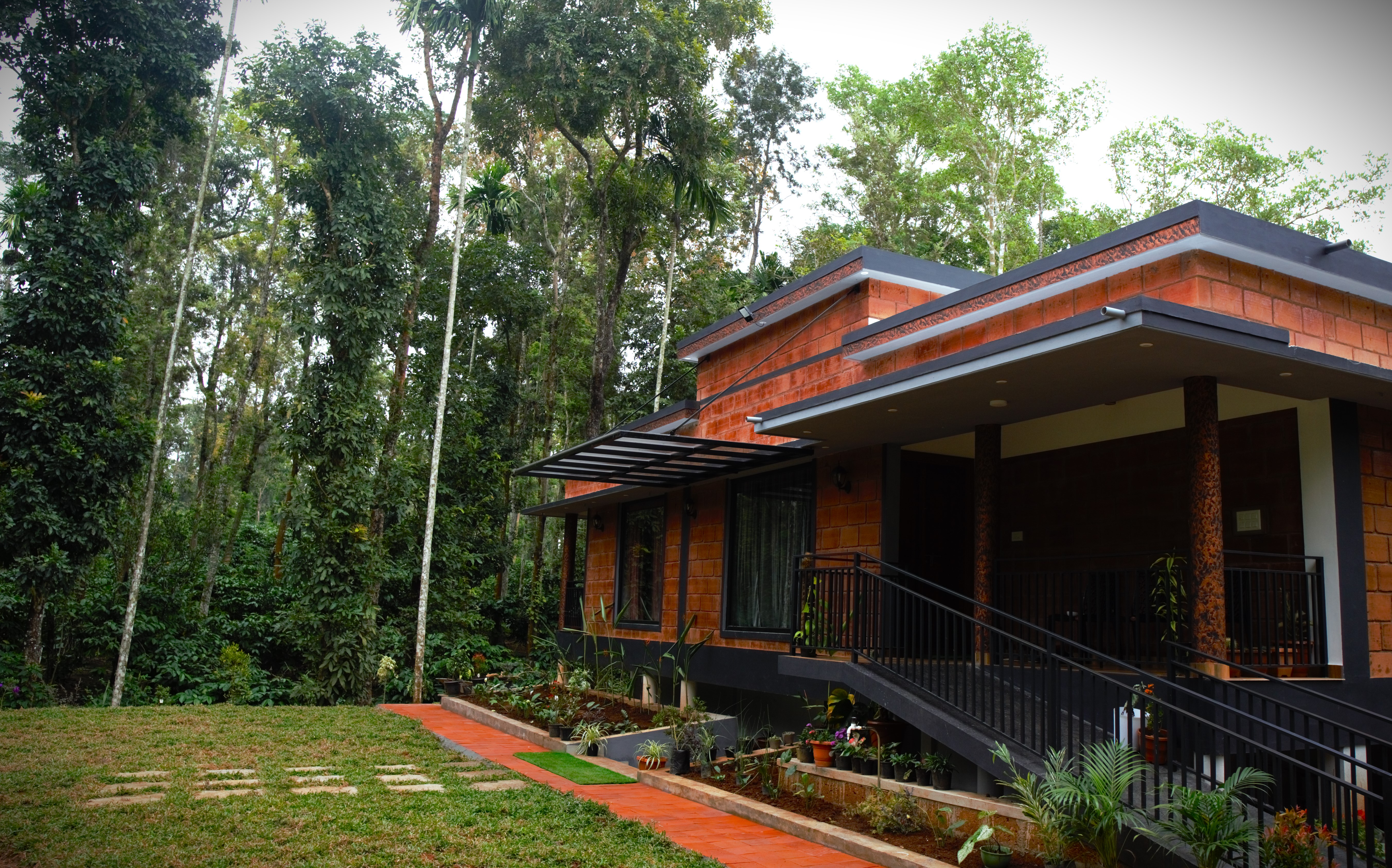 Coffeepolo villa surrounded by trees in Tholpetty